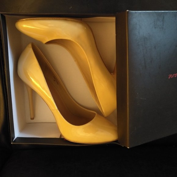 Nude Pumps - Picture 3 of 3